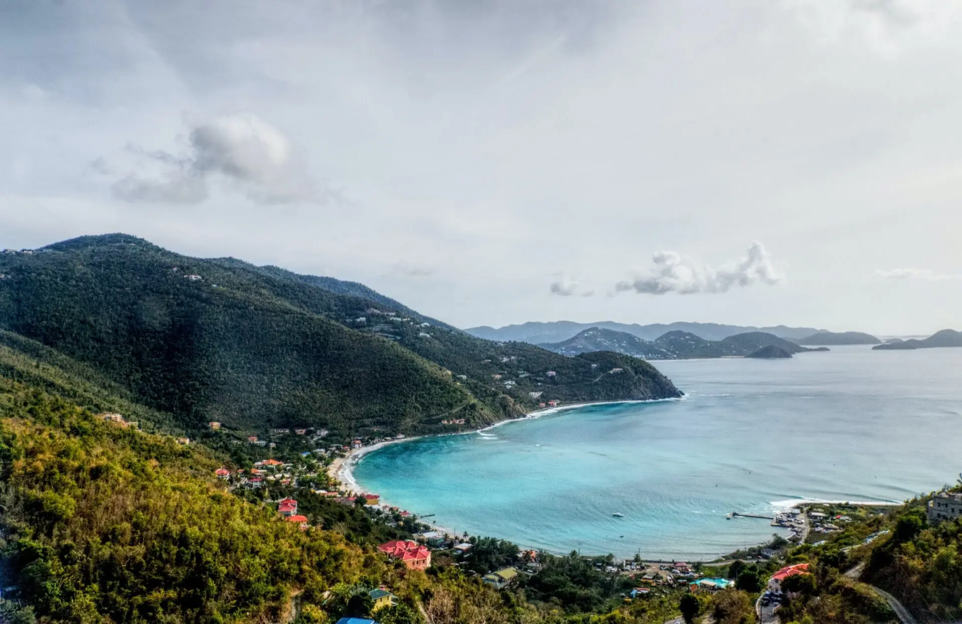 Karibische Bucht mit türkisem Meer und Bergen in Road Town, Tortola