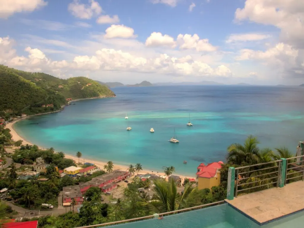Blick auf die Bucht Cane Garden Bay