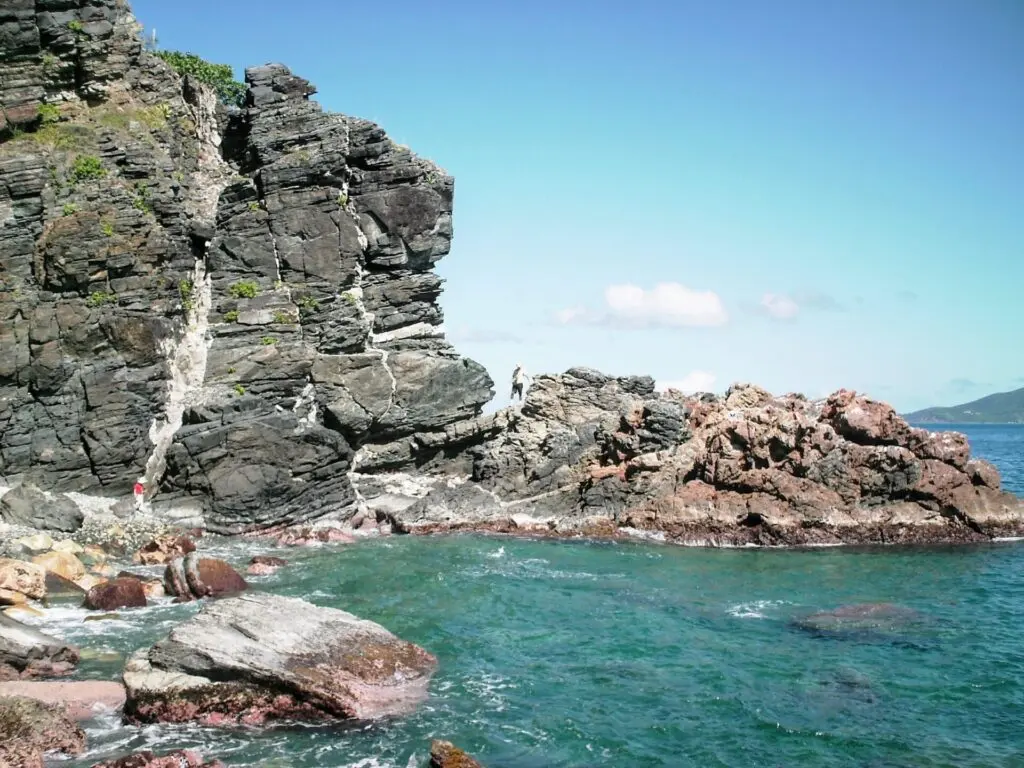 Klippe am karibischen Meer