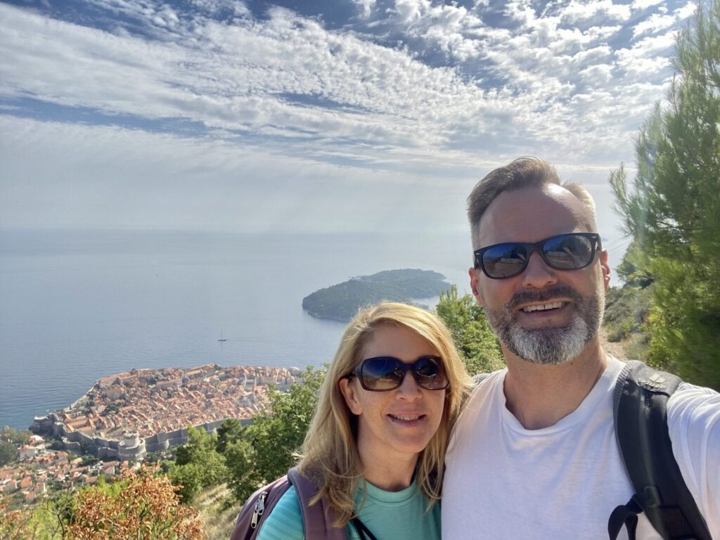 Pärchen auf dem Berg Skr mit Blick auf Dubrovnik