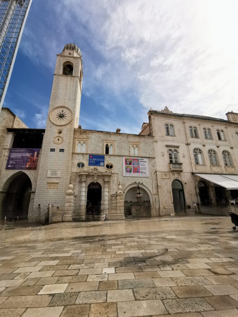 Glockenturm im Zentrum von Dubrovnik