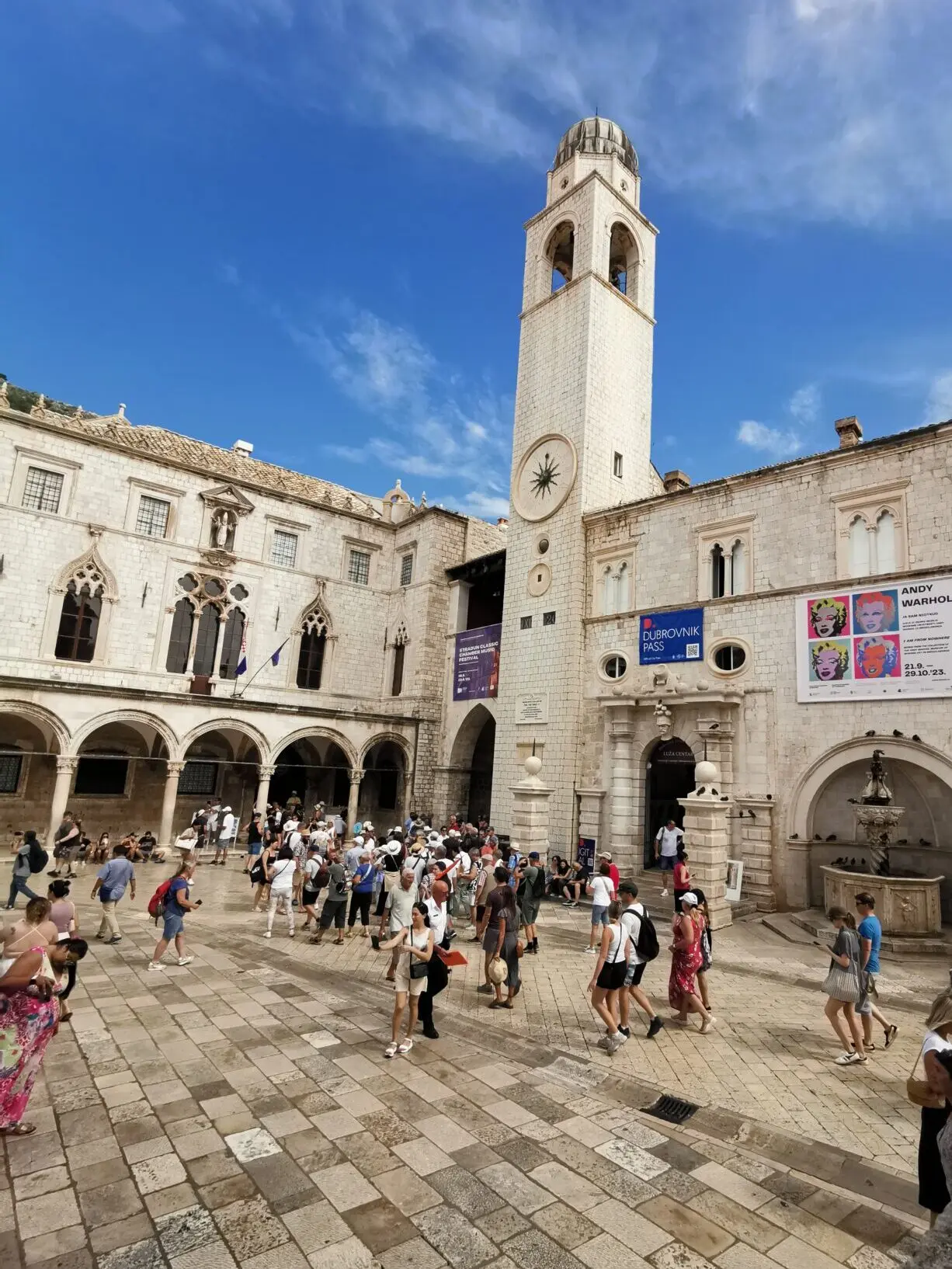 Sponza-Palast zbd Glockenturm im Zentrum von Dubrovnik