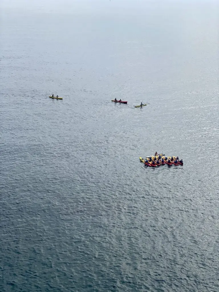 Bick von der Stadtmauer Dubrovnik auf Ausflugsboote