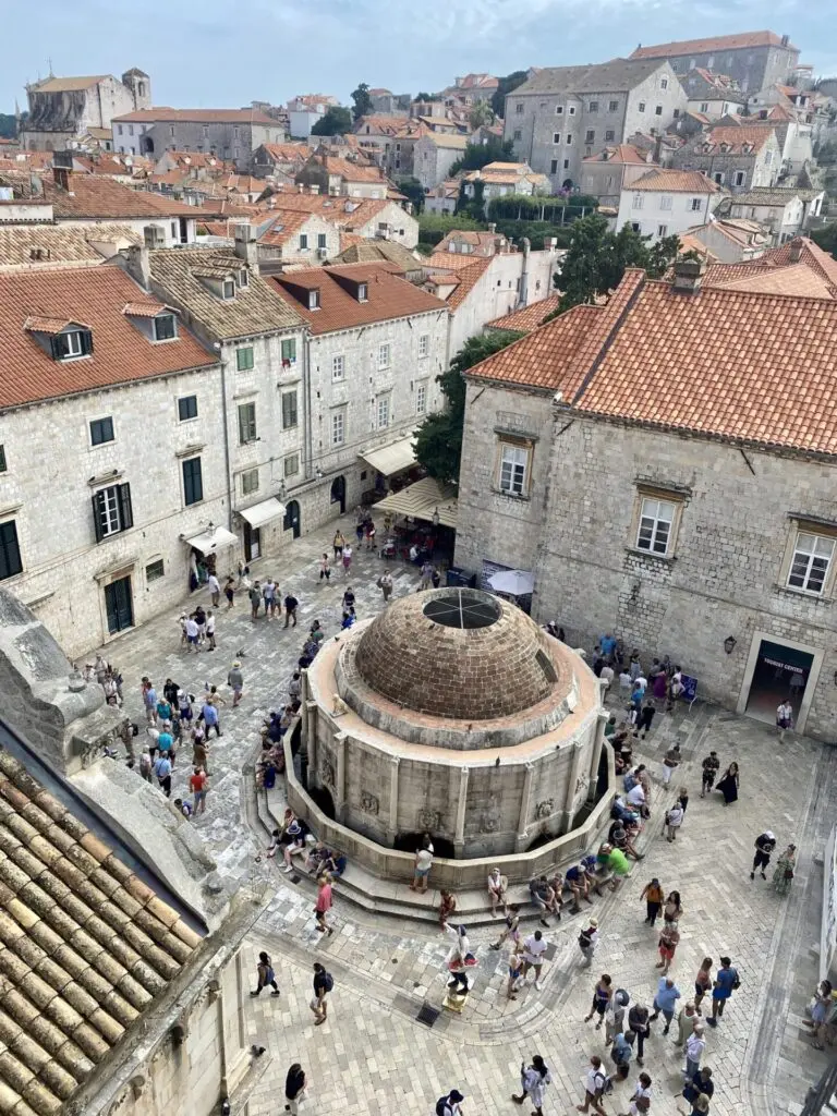 Blick auf den Onofrio Brunnen von der Stadtmauer in Dubrovnik