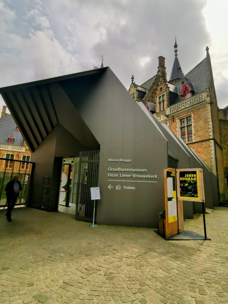 Eingang Groeningemuseum in Brügge