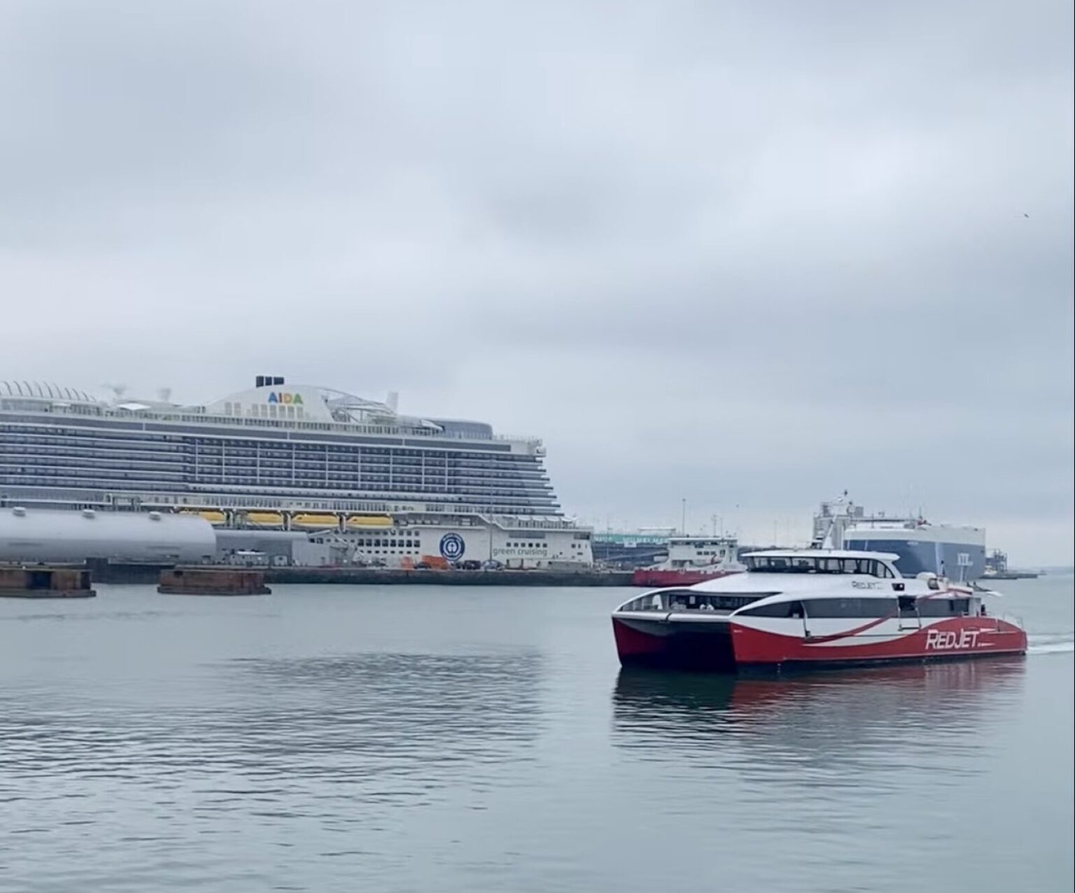 Fähre und Aida in Southampton