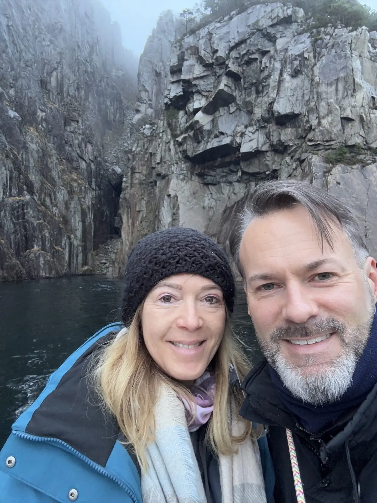 Pärchen bei den Fantahålå - Höhle am Lysefjord
