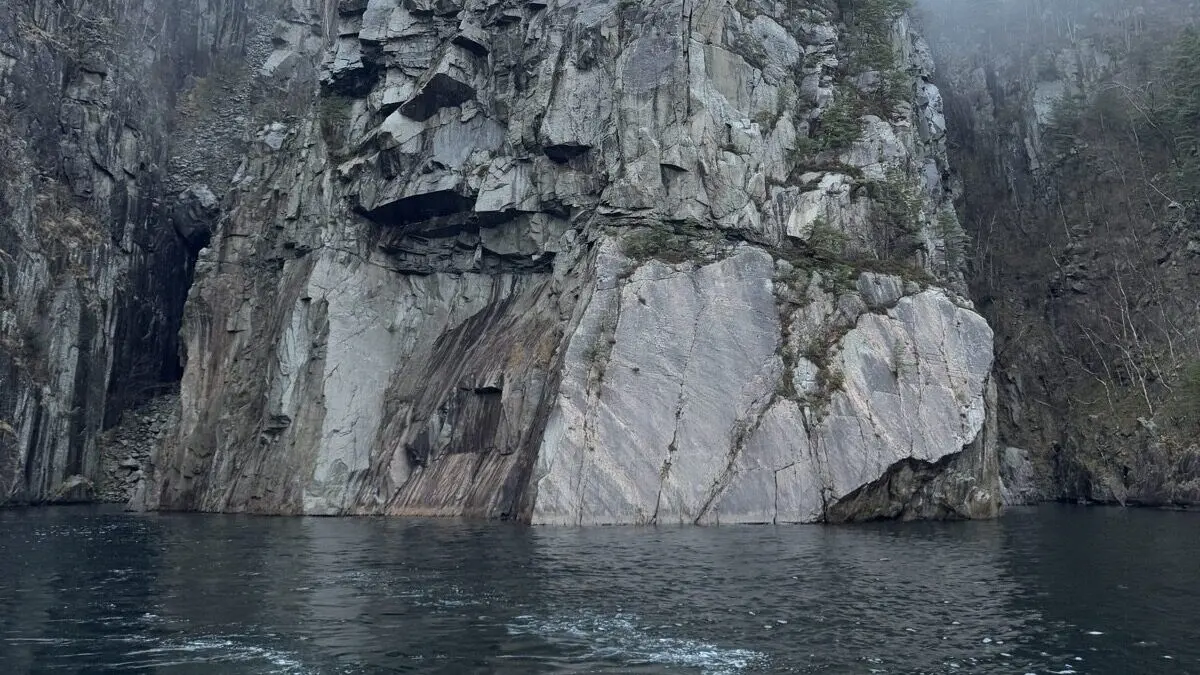 Fantahålå - Höhle am Lysefjord