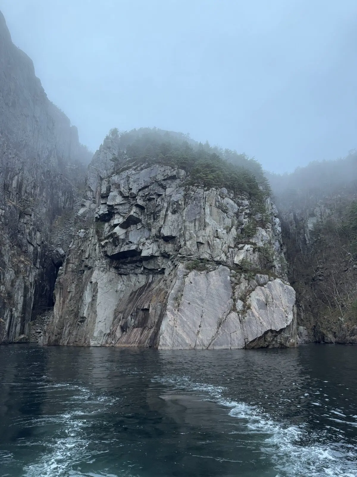 Fantahålå - Höhle am Lysefjord