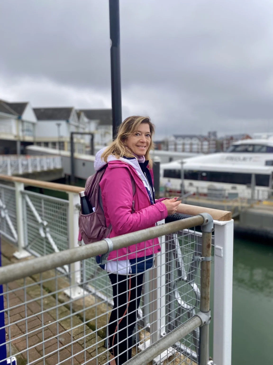 Frau am Steg Ocean Village Marina in Southampton