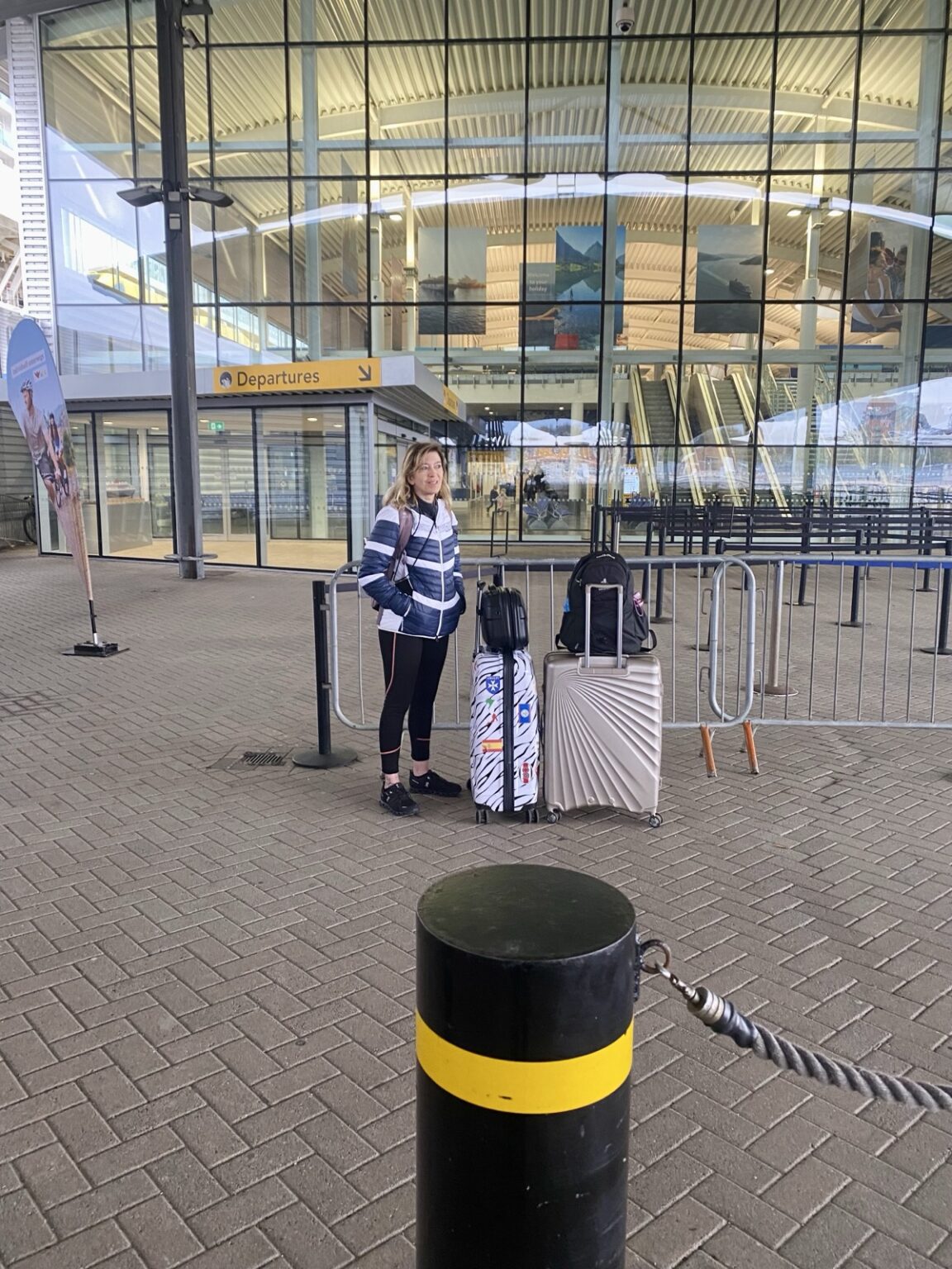 Frau am Hafenterminal von Southampton