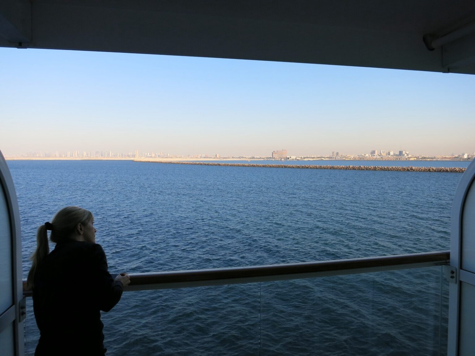 Frau blickt aufs Meer von Mein Schiff 4 in Dubai