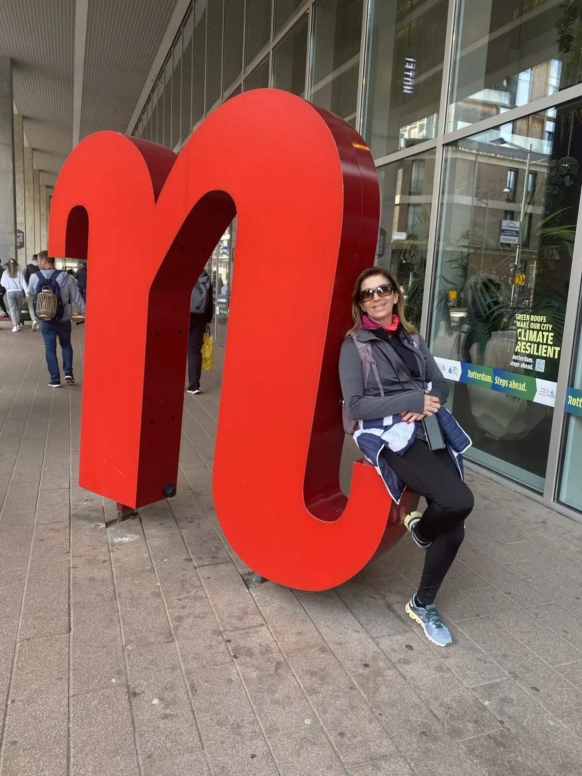 Roter Buchstabe vor Hotel in Rotterdam