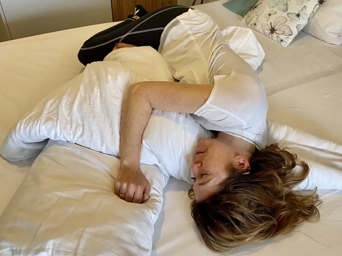 Frau im Bett auf Kreuzfahrtschiff