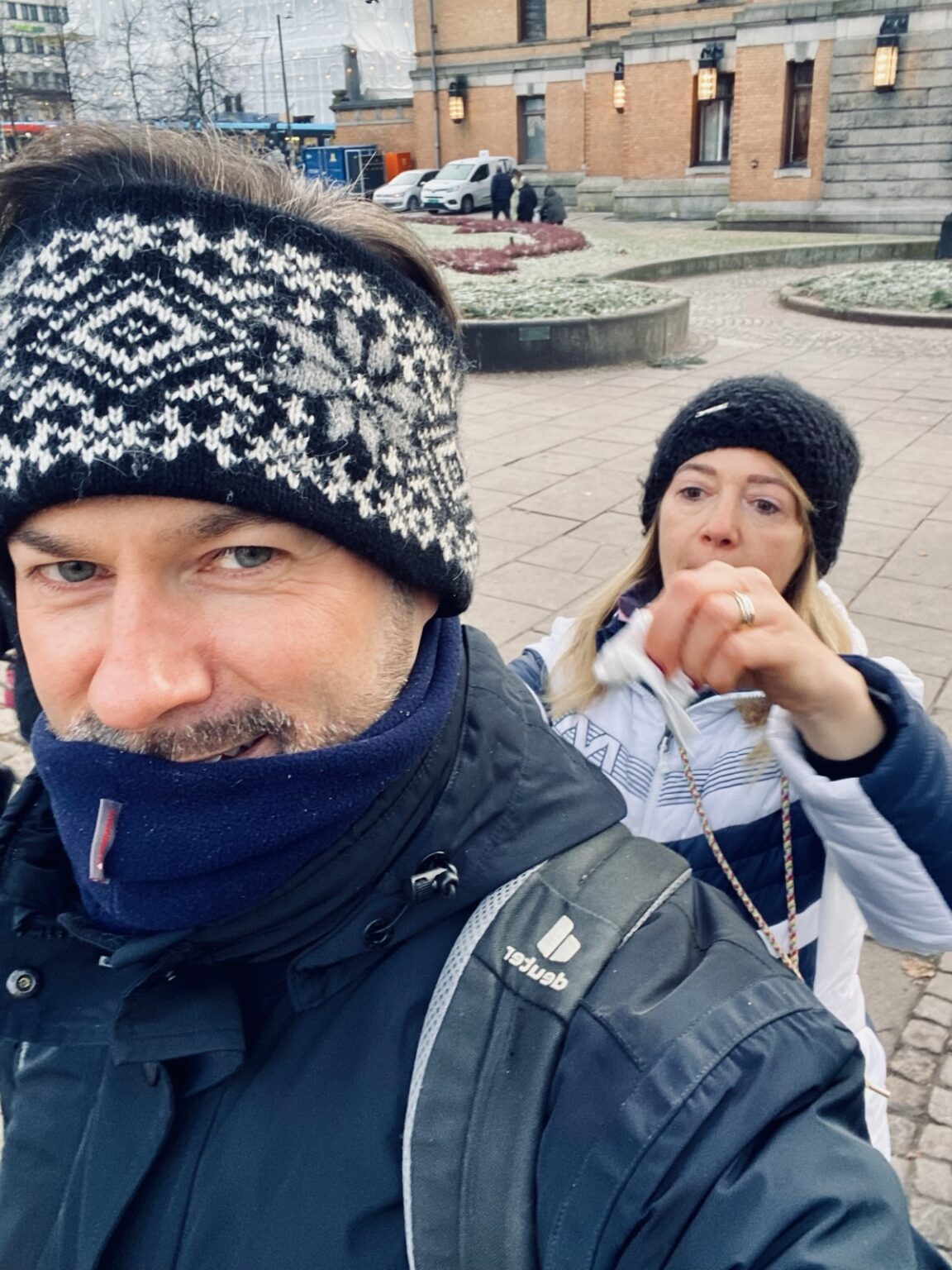 Frau putz Mann die Jacke