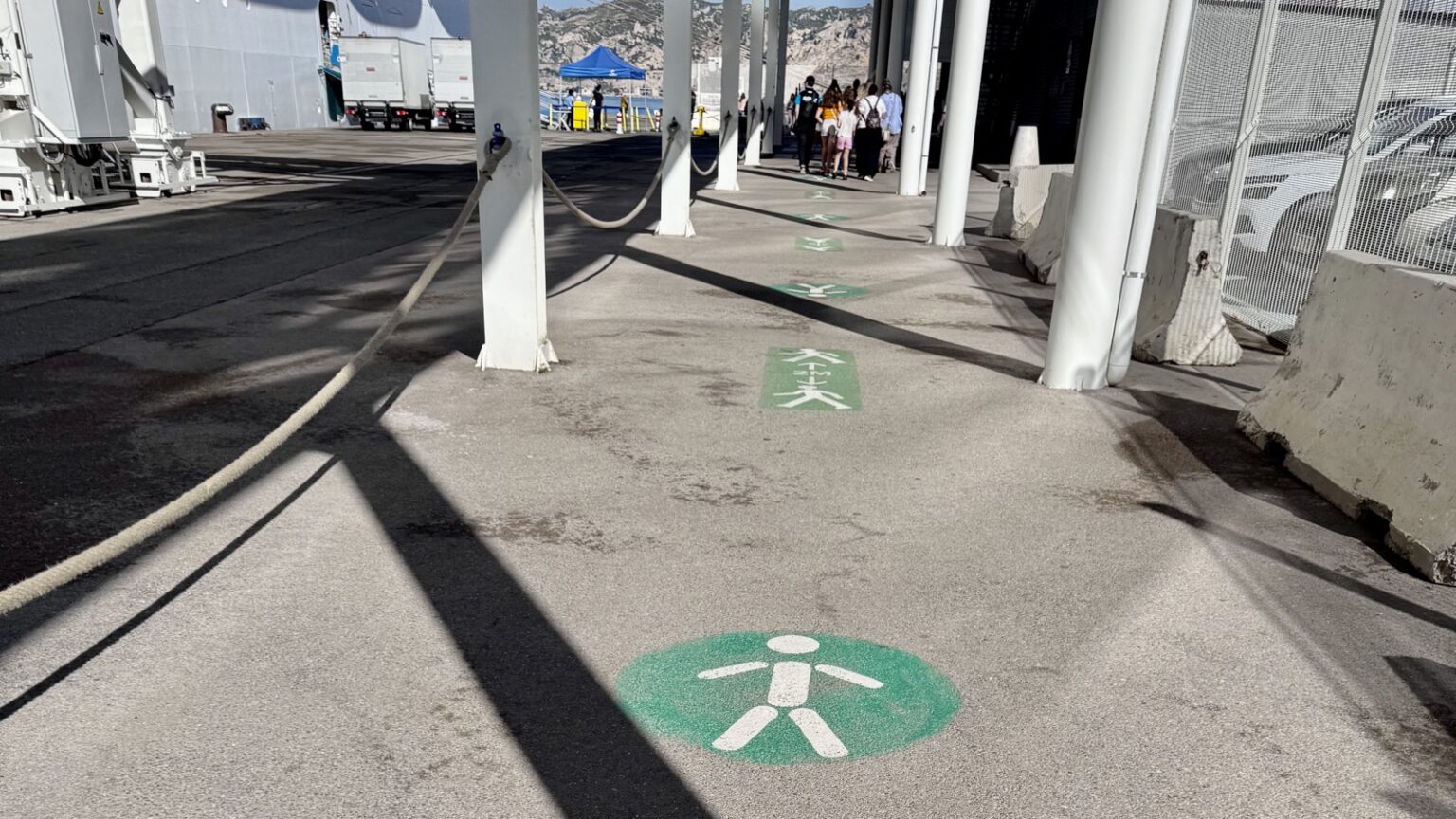 Fußgängerweg am Hafen Marseille