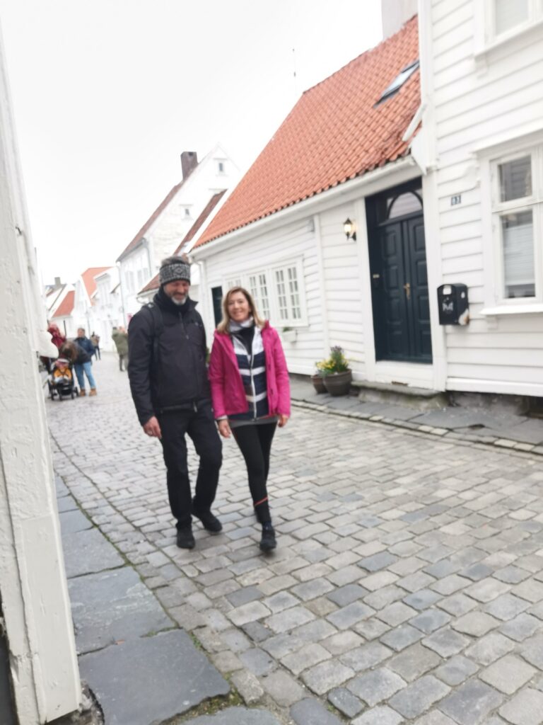 Pärchen in einer Gasse in Gamle Stavanger
