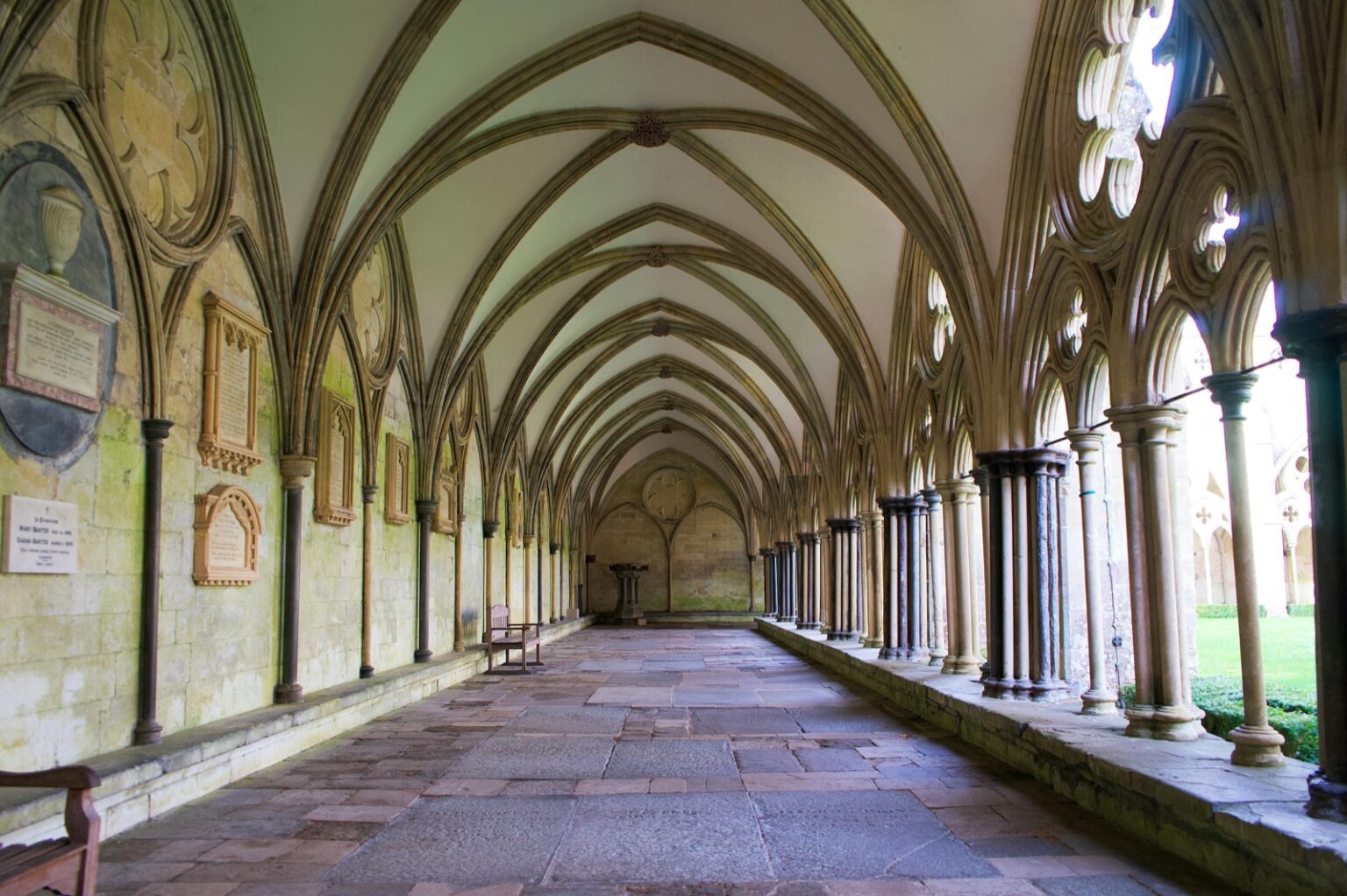 Gang in der Kathedrale von Salisbury