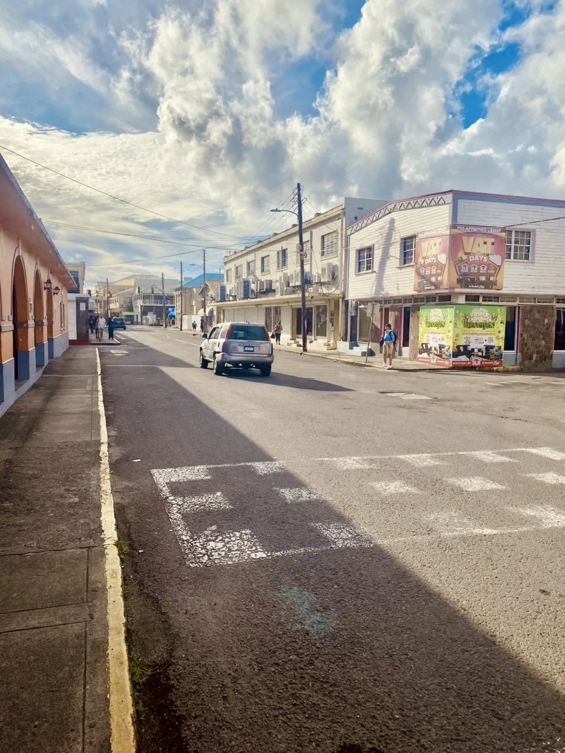 Straße mit Auto im Zentrum von St. Kitts