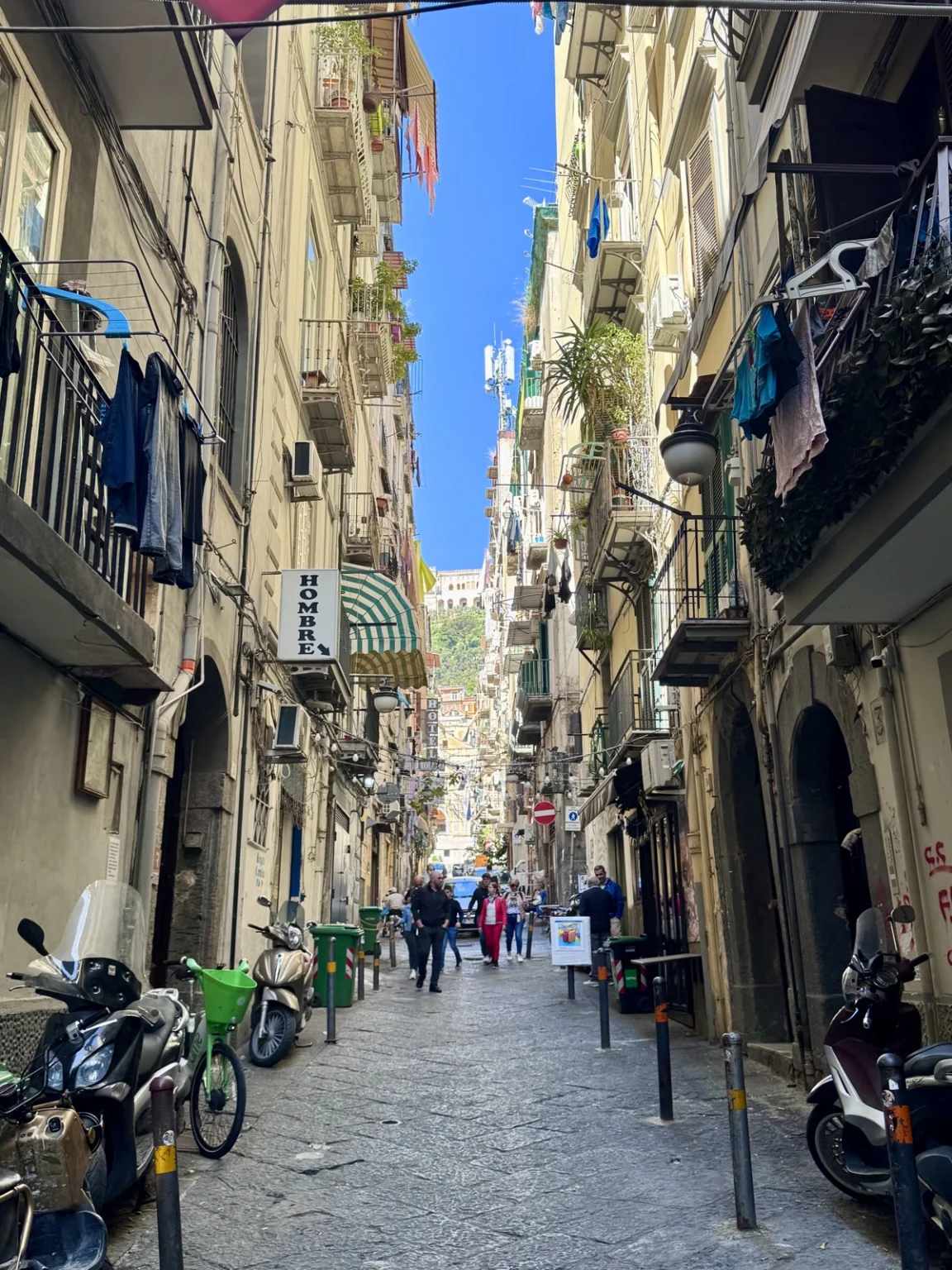 Gasse im Zentrum von Neapel