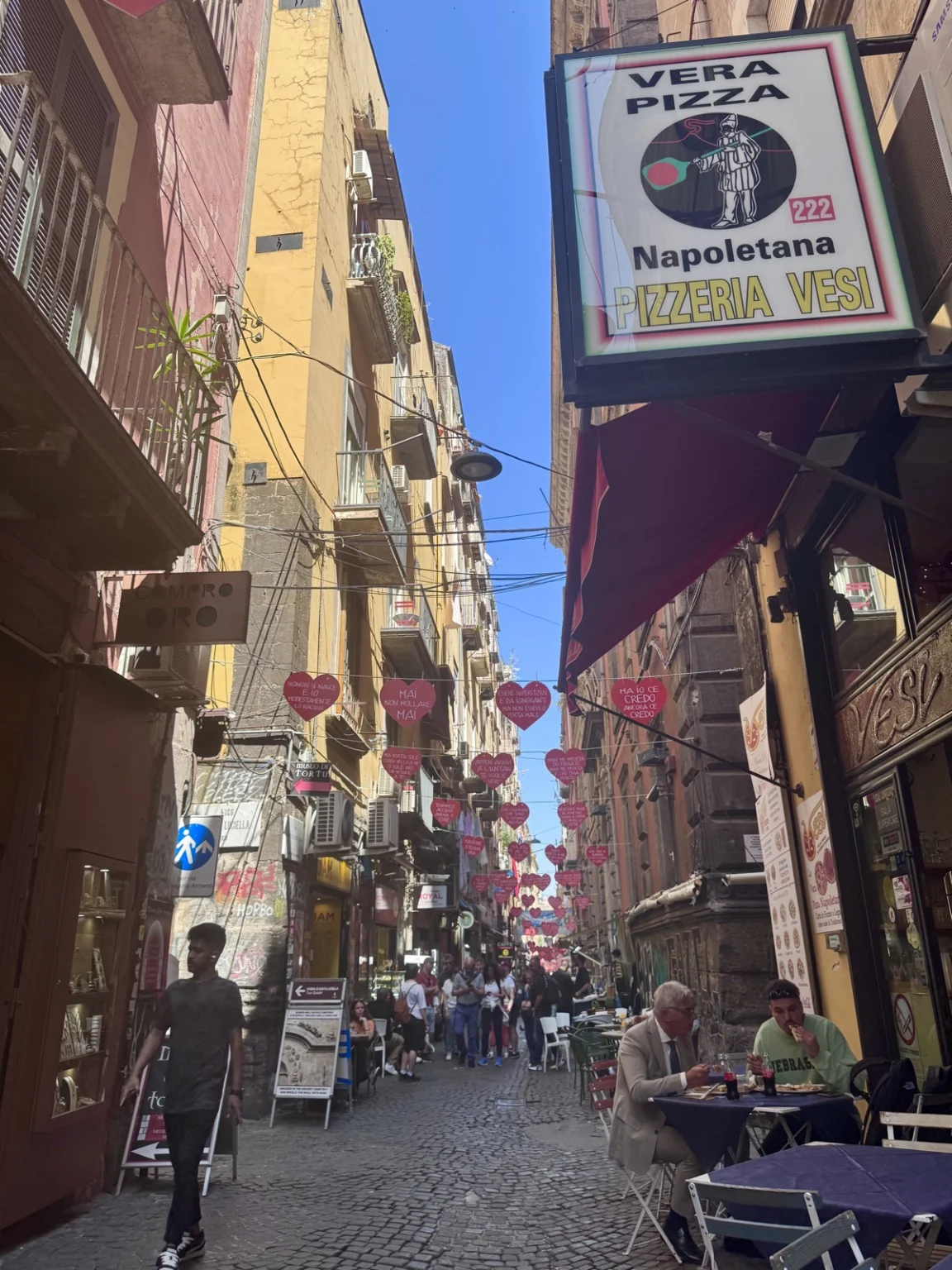 Gasse Spaccanapoli in Neapel
