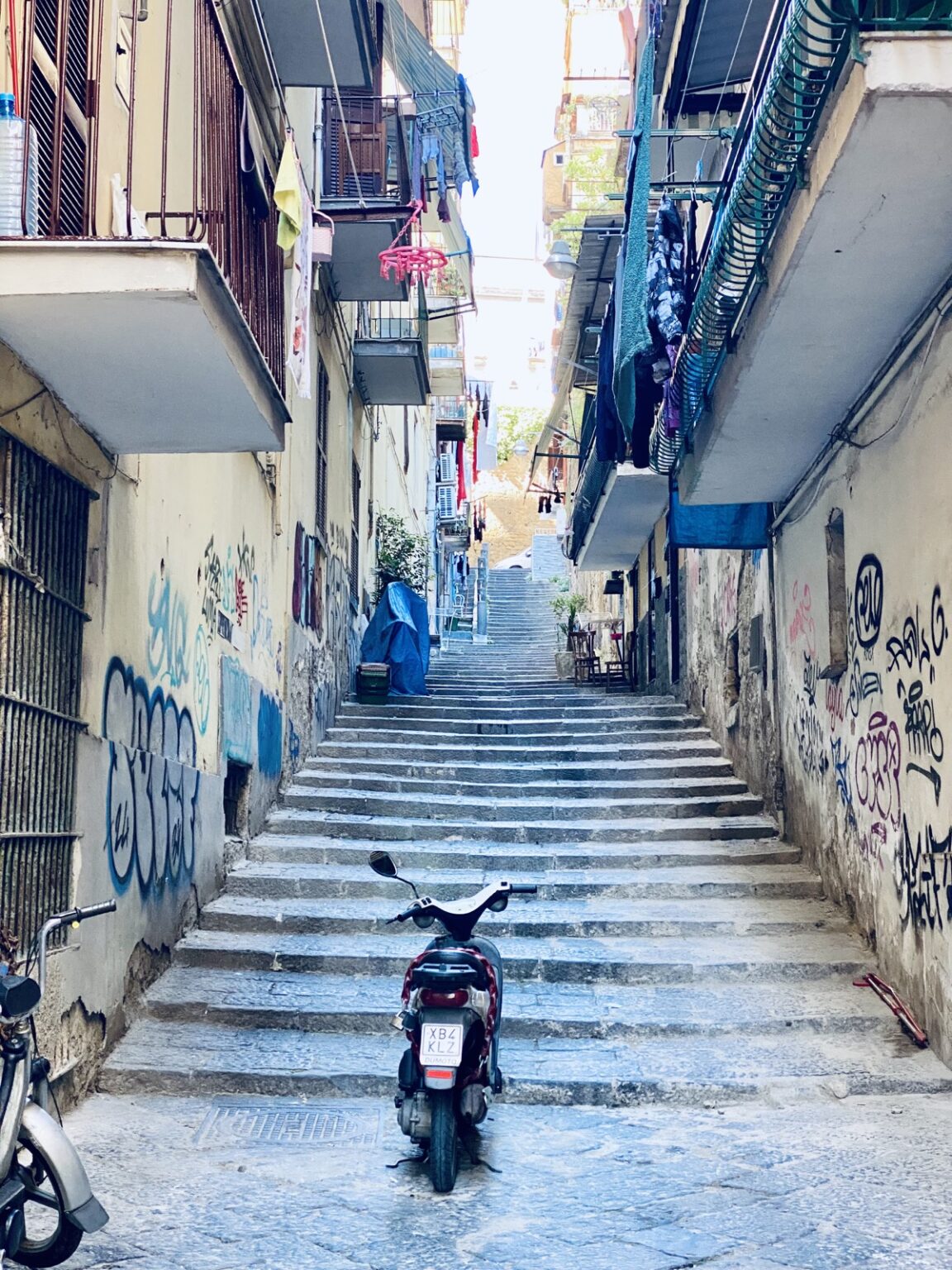 Gasse Spaccanapoli in Neapel