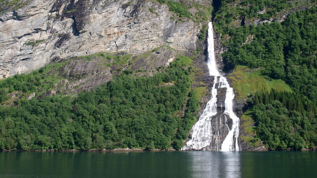 Wasserfall im Geirangerfjord in Norwegen