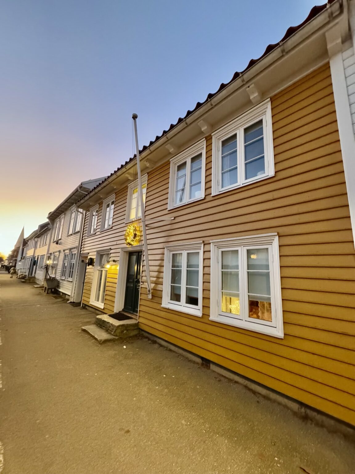 Historische gelbe Holzhäuser in Kristiansand
