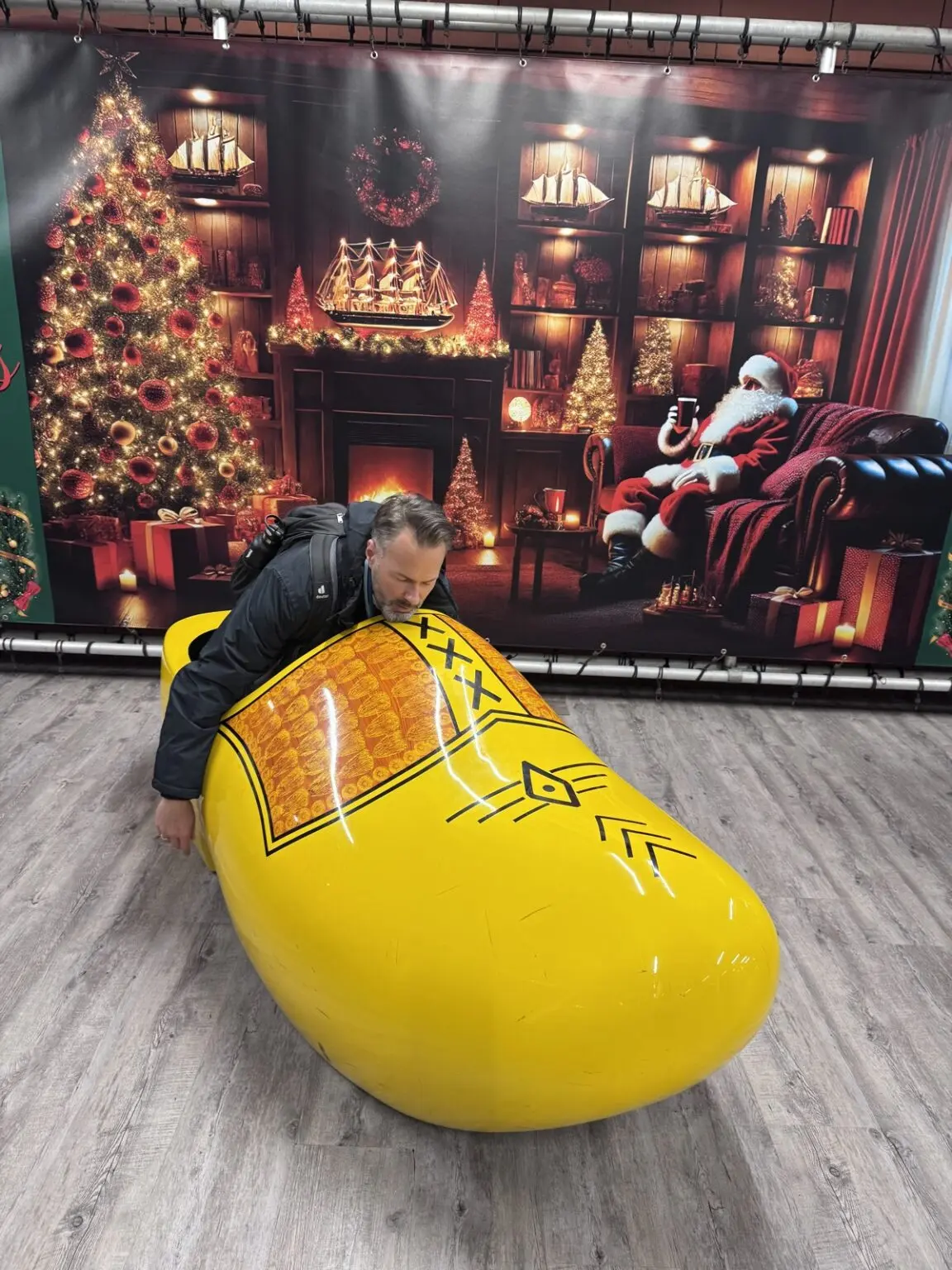 Großer gelber Holzschuh mit Mann in Amsterdam