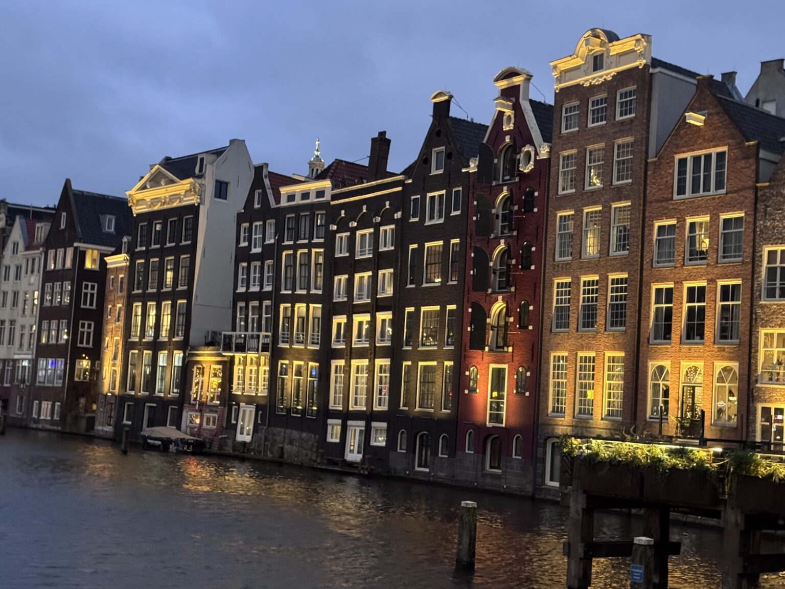 Blick auf historische Häuser im Zentrum von Amsterdam