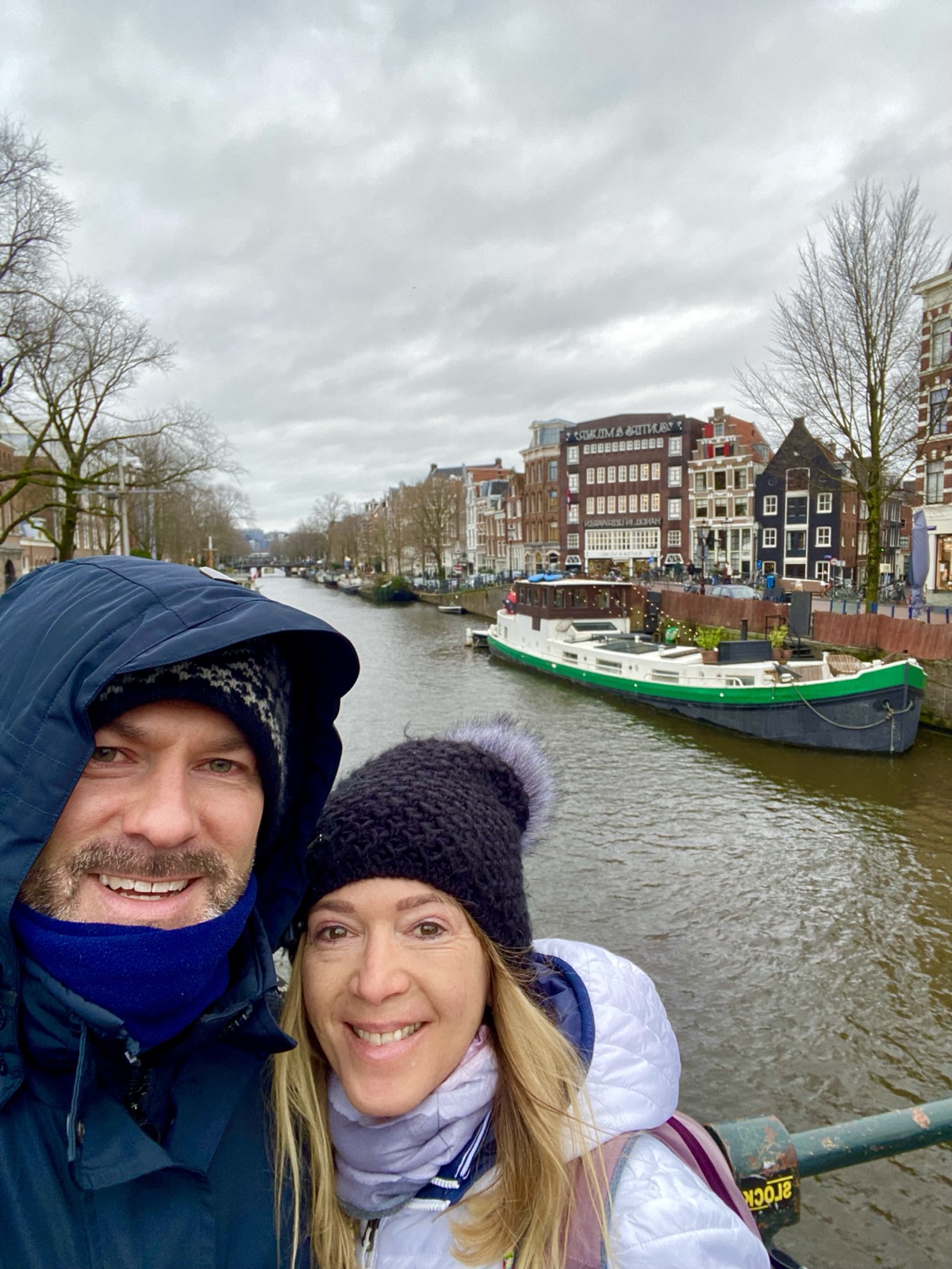 Pärchen neben Gracht in Amsterdam