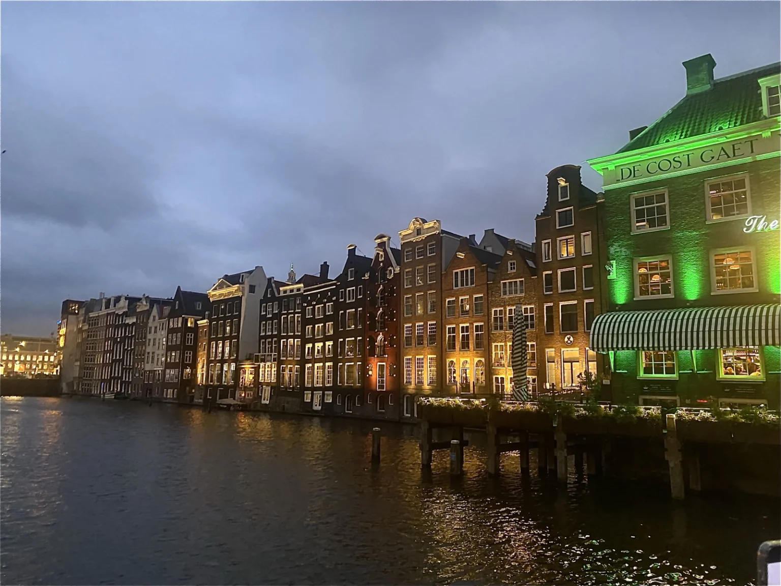 Beleuchtete Grachtenzeile in Amsterdam