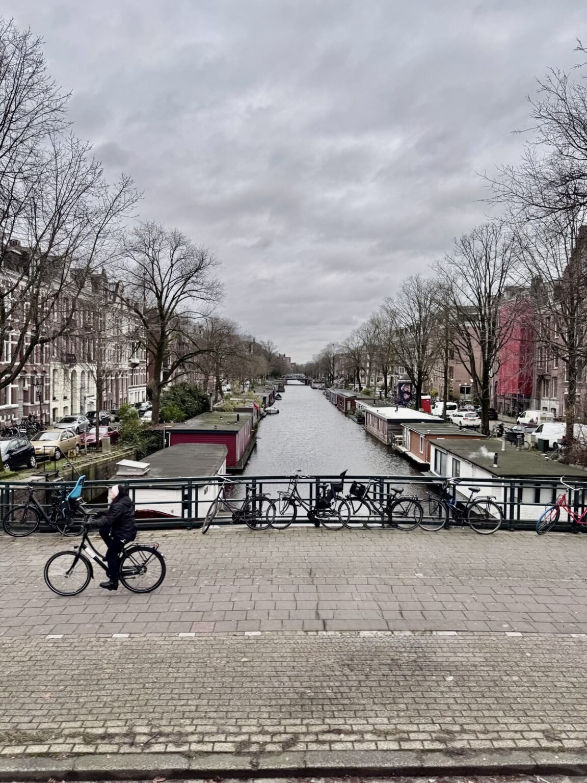 Radfahrer und Gracht in Amsterdam