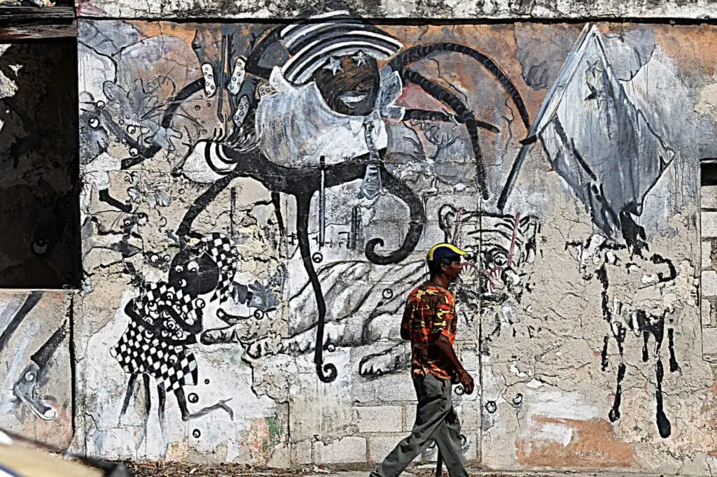 Graffiti-Wand mit Passant