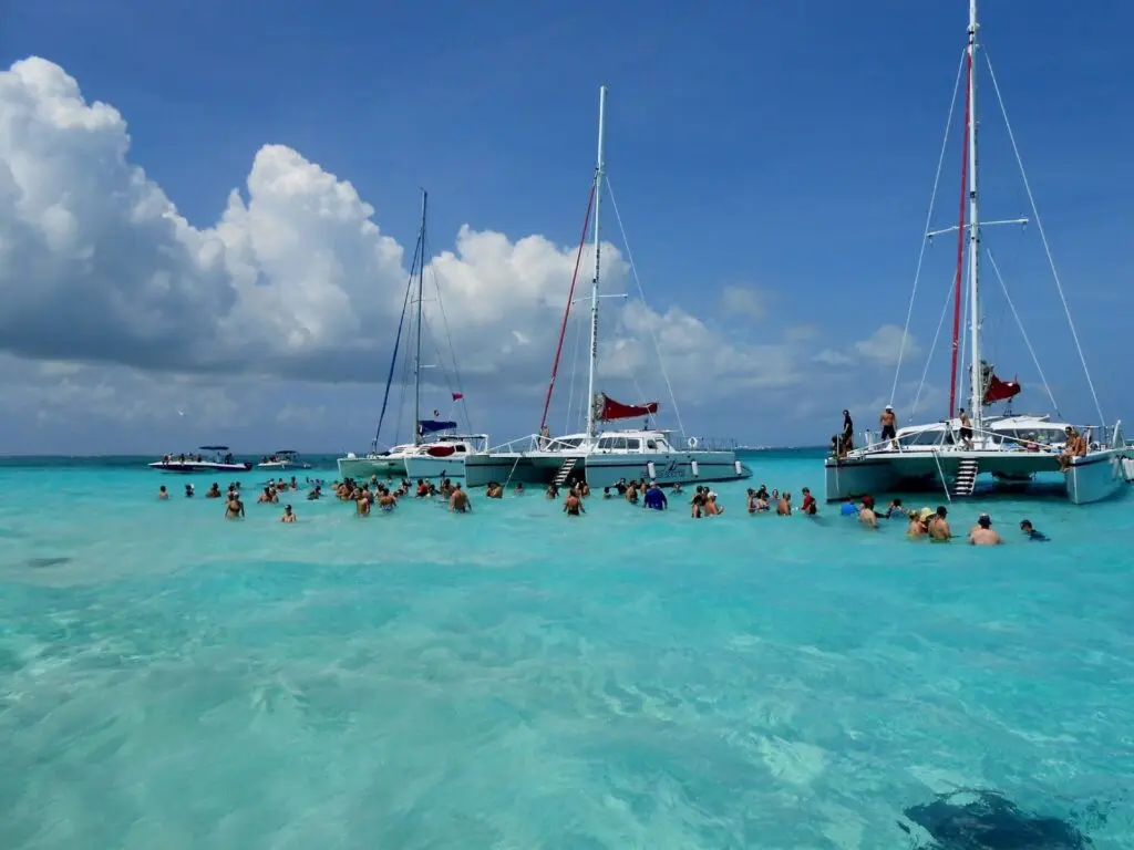 Katamarane in St. Johns auf Antigua