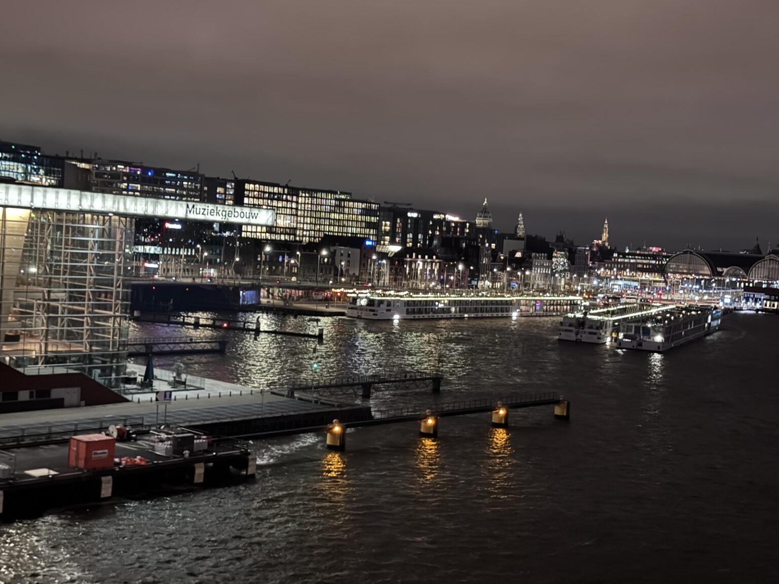 Kreuzfahrthafen Amsterdam bei Nacht
