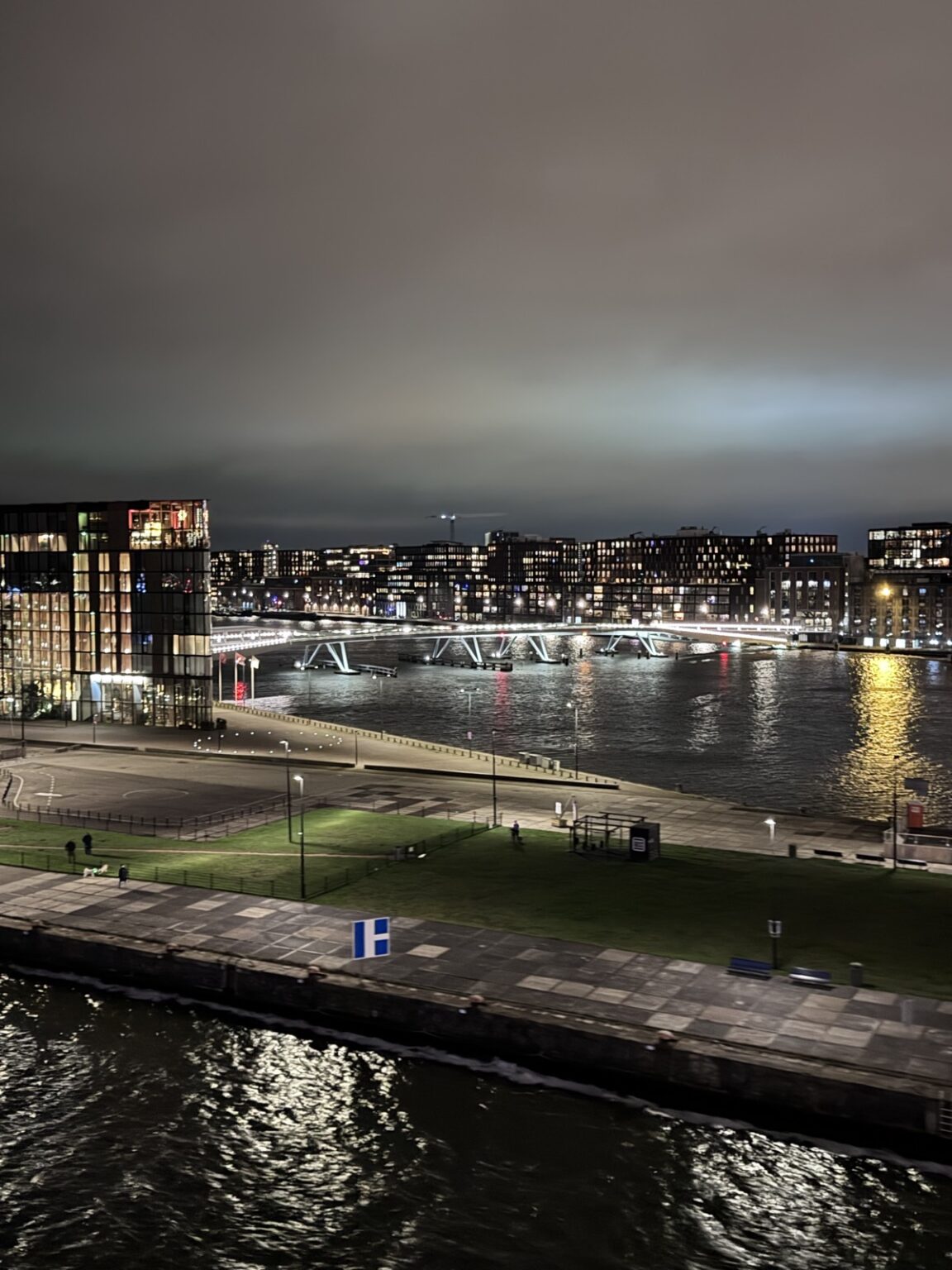 Kreuzfahrthafen Amsterdam bei Nacht