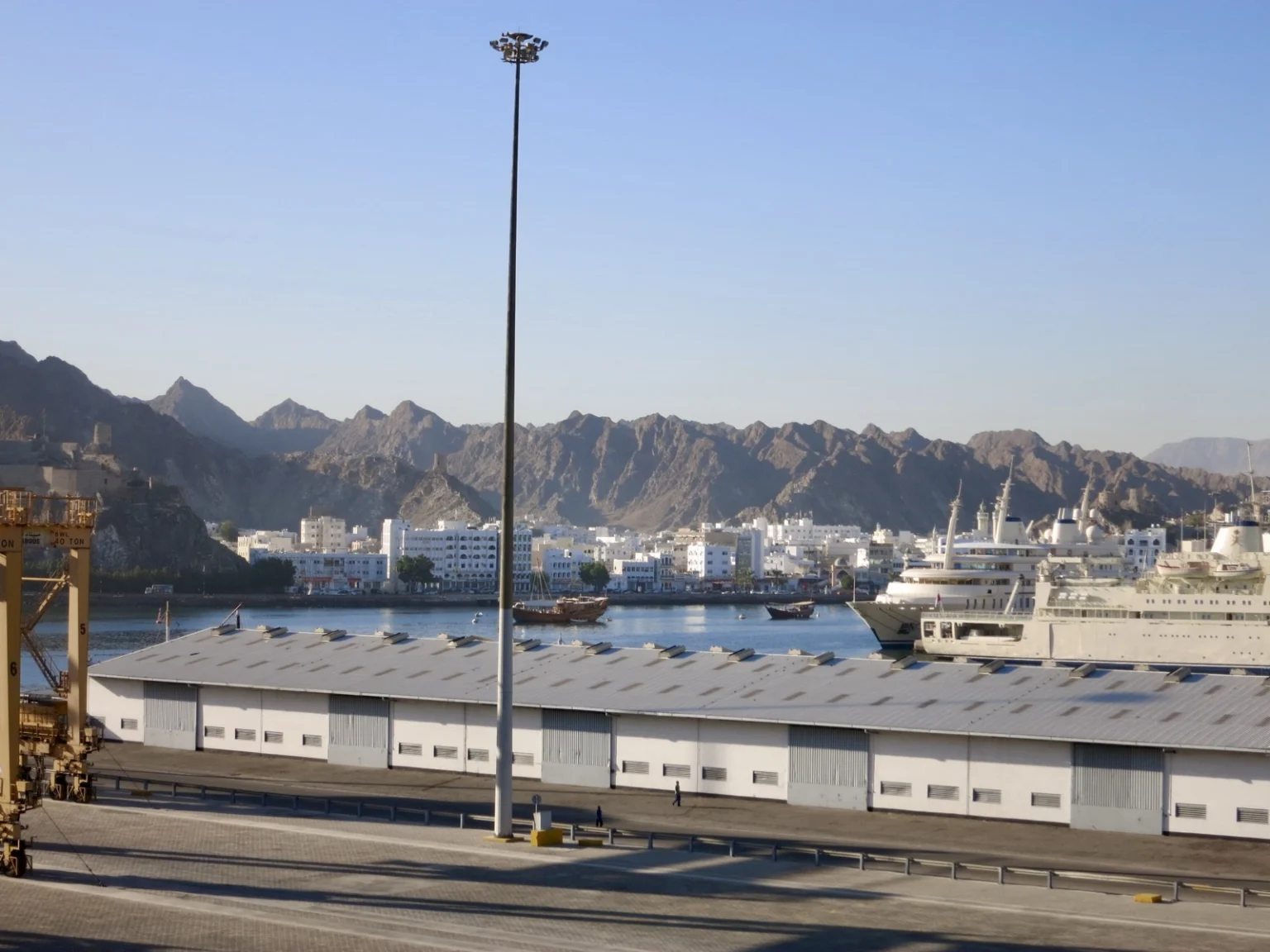Hafen Muscat mit Berglandschaft