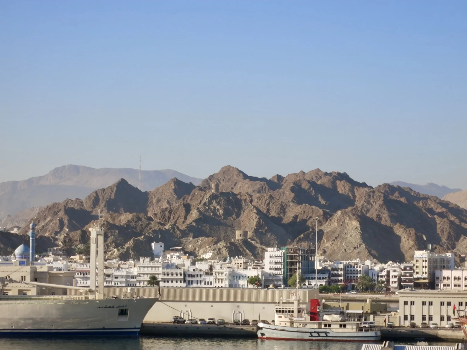 Hafen Muscat mit Berglandschaft