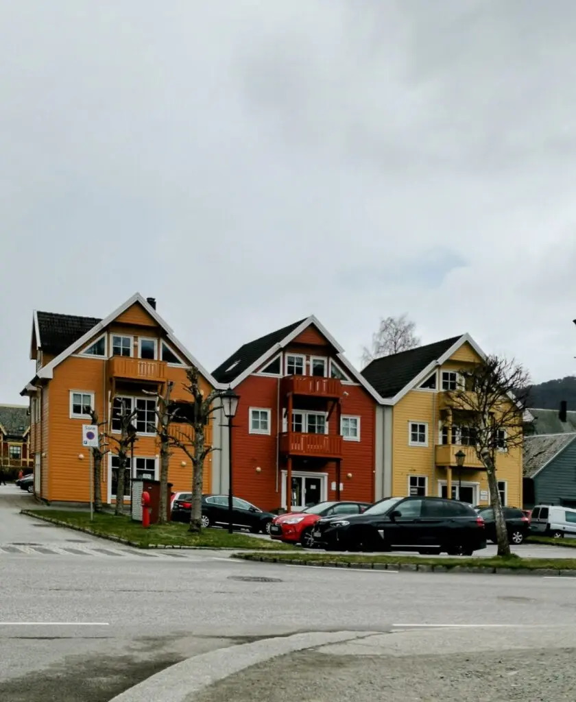 Bunte Holzhäuser am Hafen Nordfjordeid