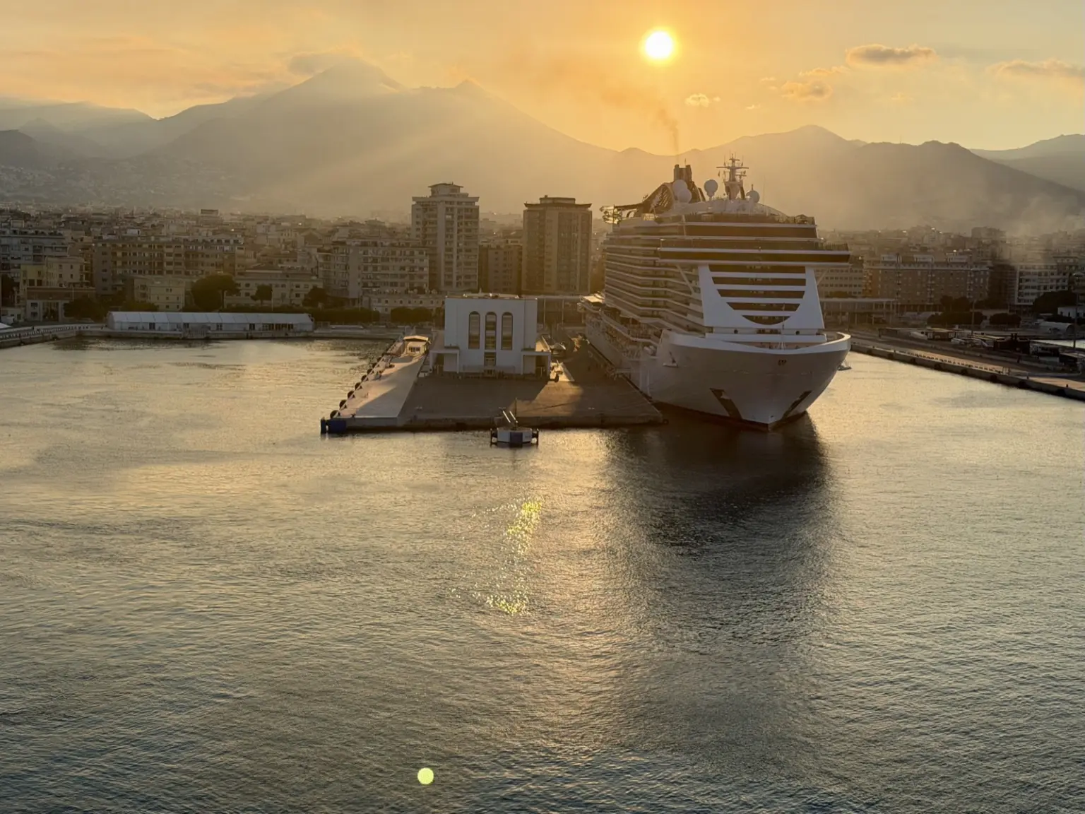 Hafen Palermo mit Kreuzfahrtschiff bei Sonnenuntergang