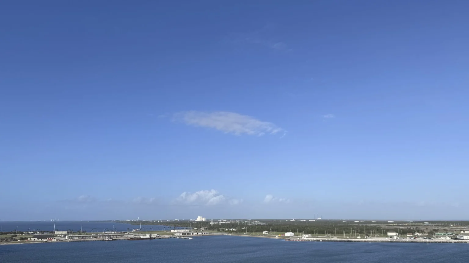 Blick vom Kreuzfahrtschiff auf den Hafen von Port Canaveral
