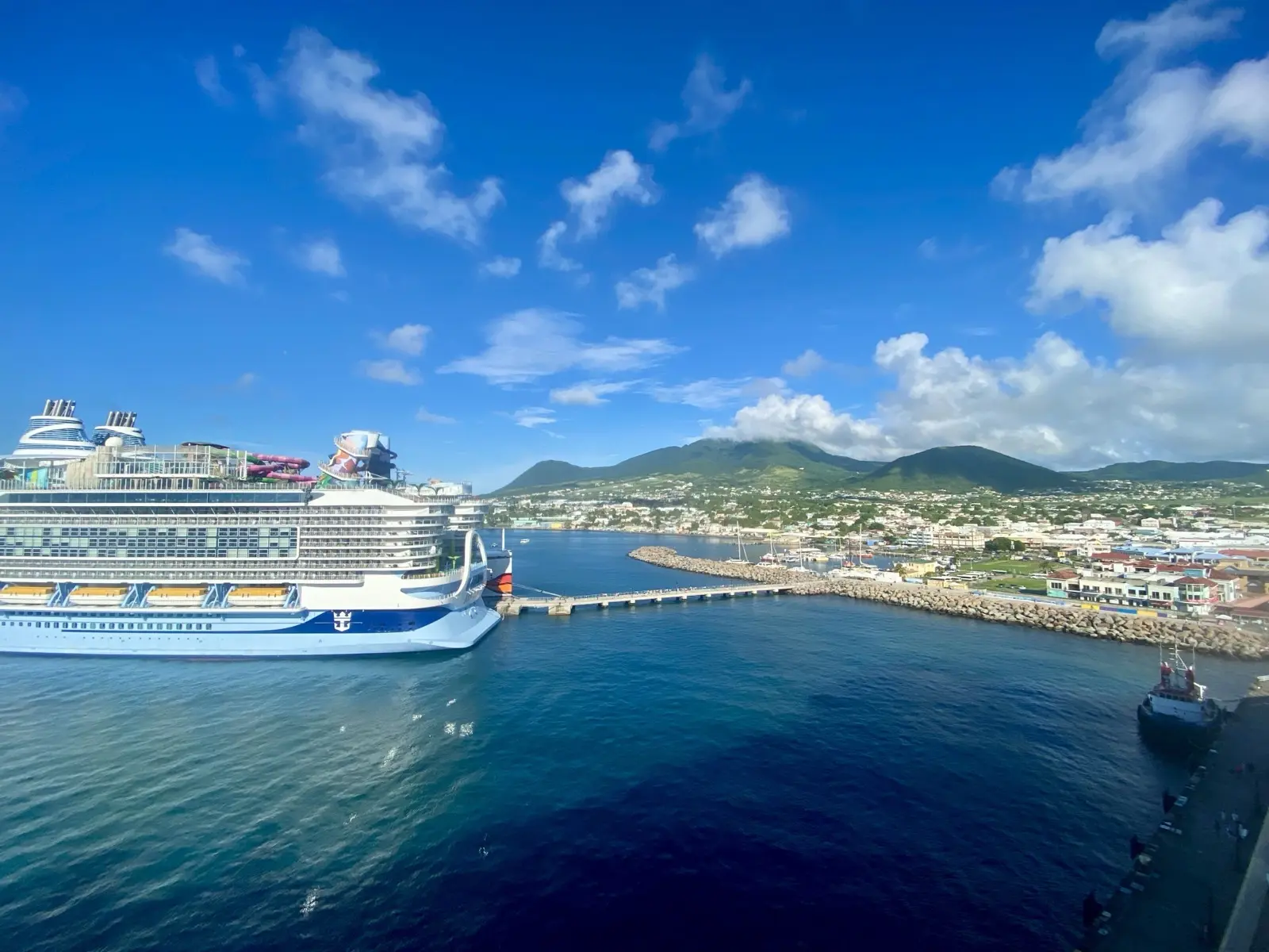 Kreuzfahrtschiff am Hafen St. Kitts