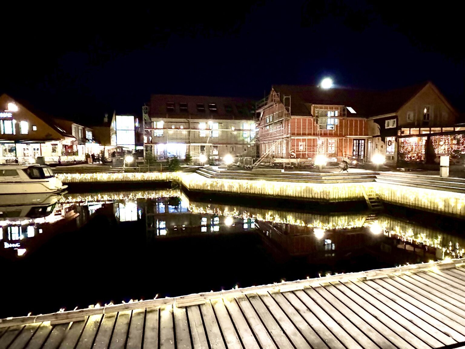 Fiskebrygga bei Nacht in Kristiansand