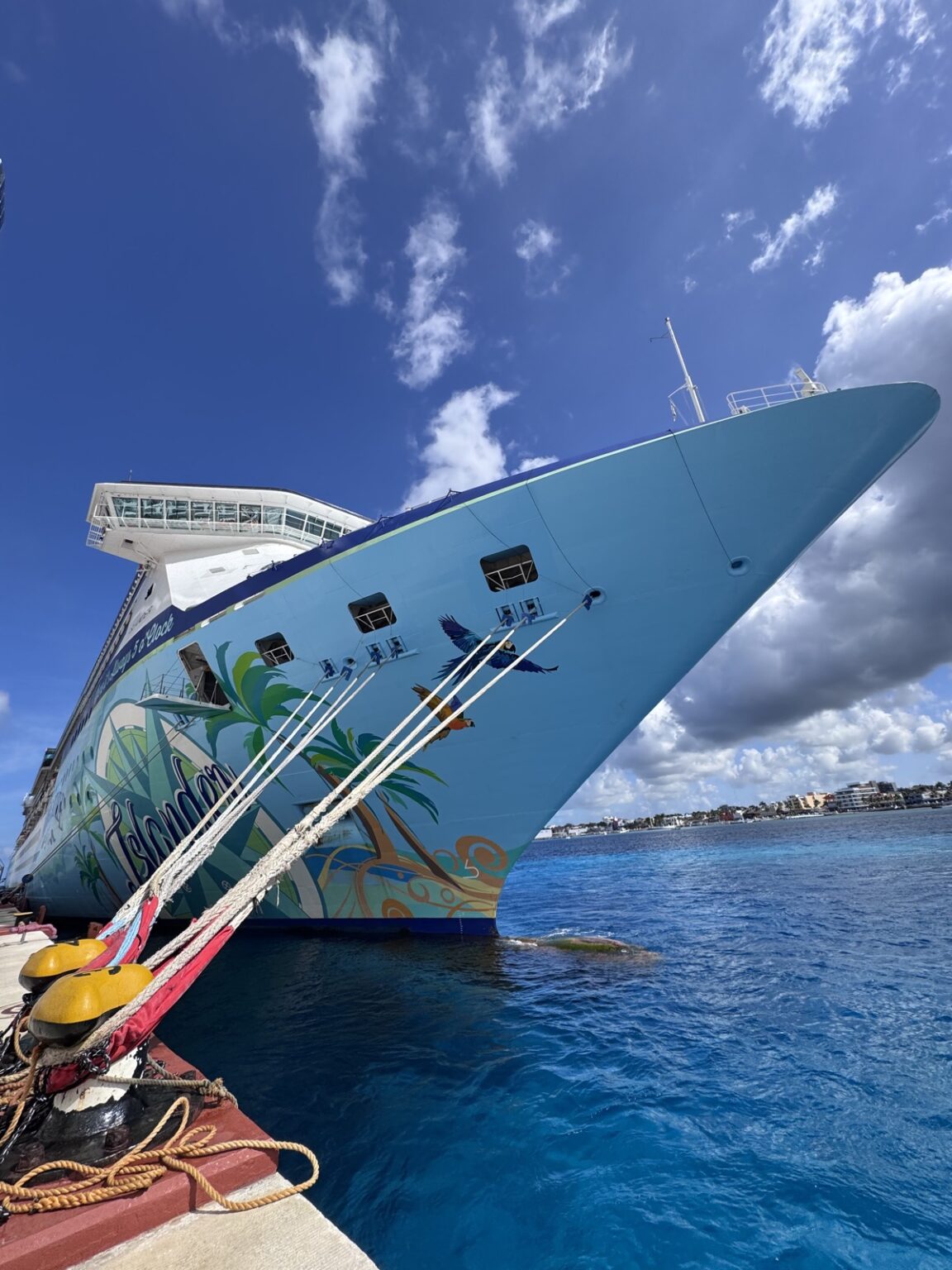 Schiff am Hafen Punta Langosta Cozumel