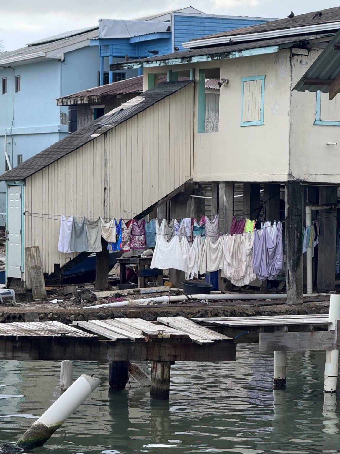 Wäsche vor Stelzenhaus am Wasser in Roatan