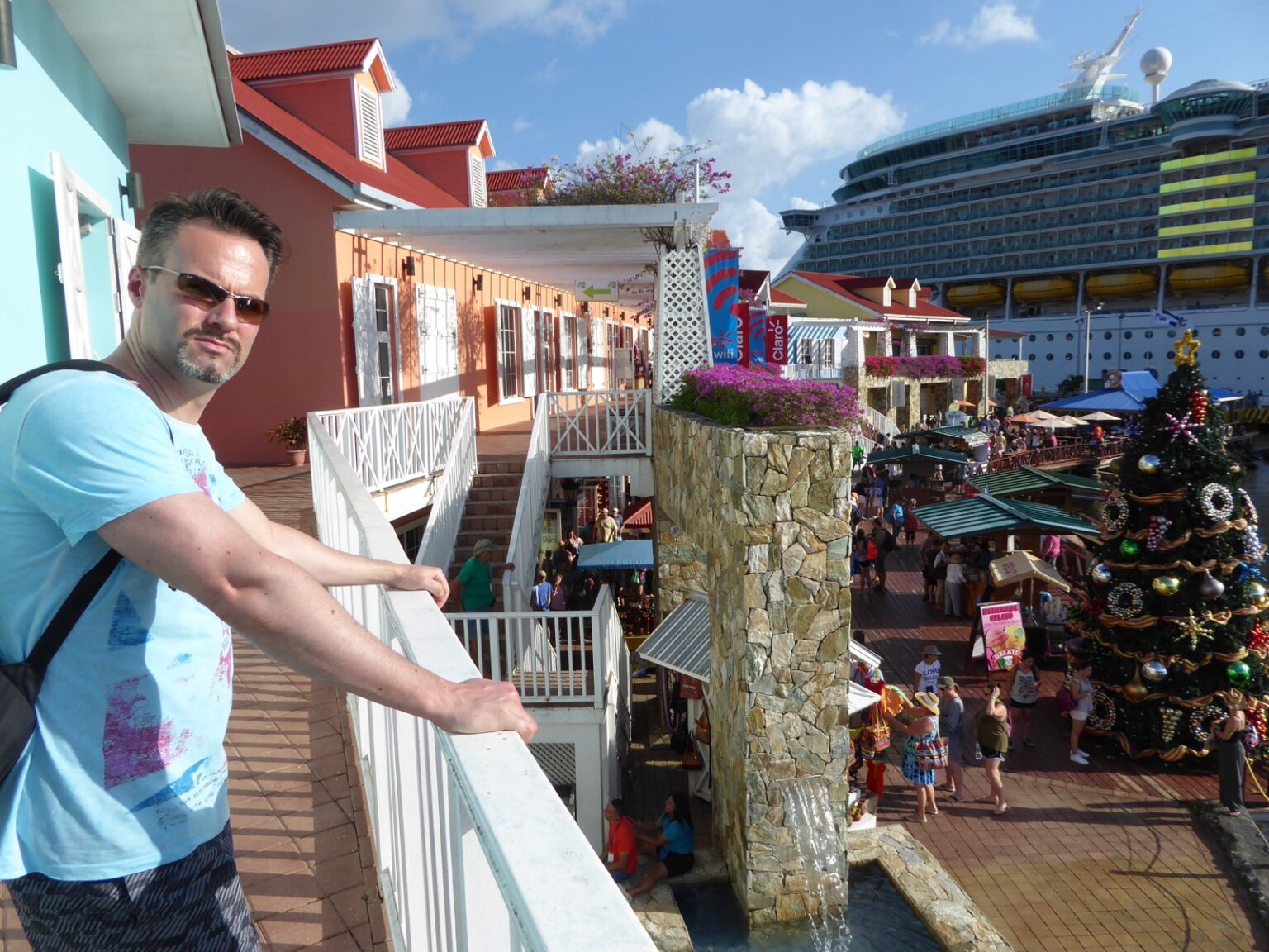 Mann am Hafen mit Shops in Roatan
