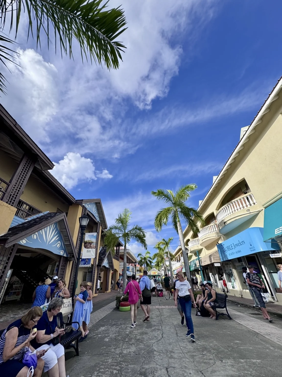 Kreuzfahrt-Passagiere beim Shopping am Hafen St. Kitts