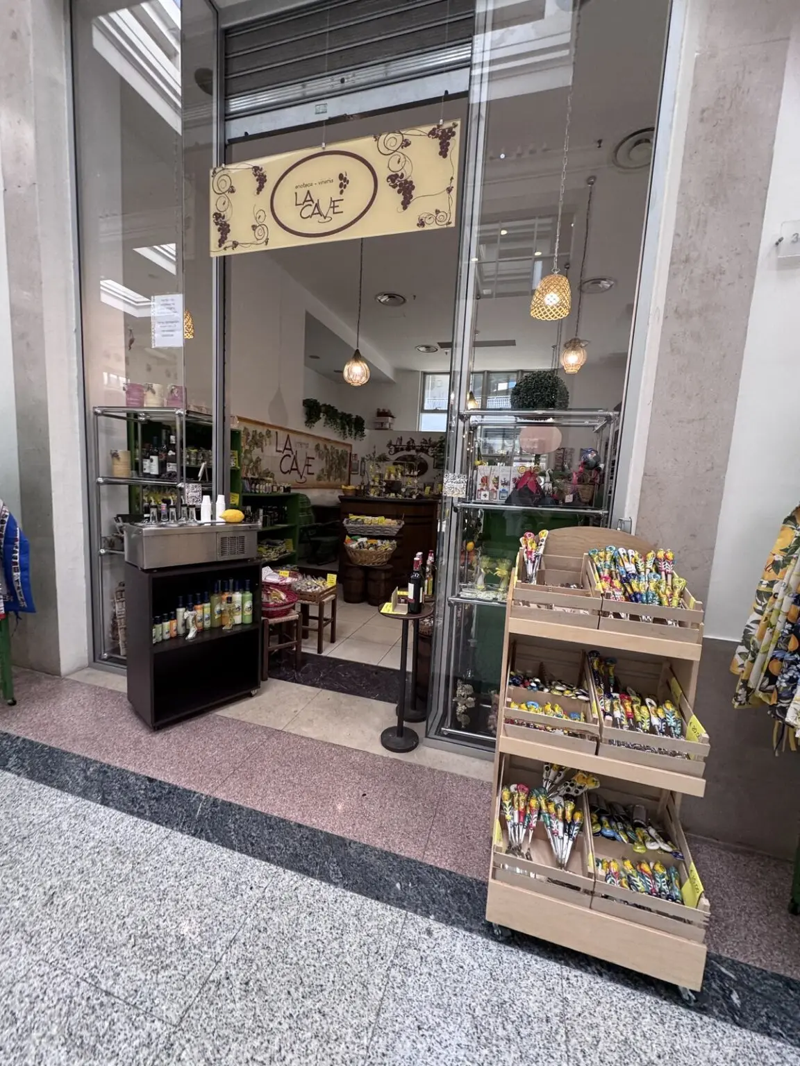 Shop im Hafenterminal in Neapel