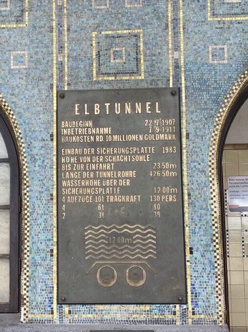 Eingang Schild Alter Elbtunnel in Hamburg